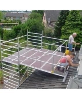 Twee mannen werken op een daksteiger. Ze schilderen een dakkapel