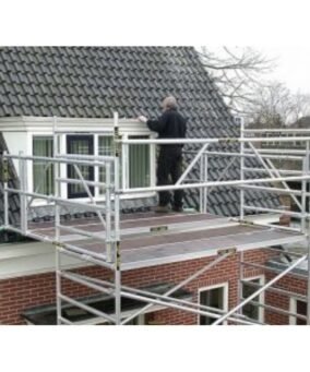 man staat op een daksteiger bij een dakkapel in een nederlands dorp