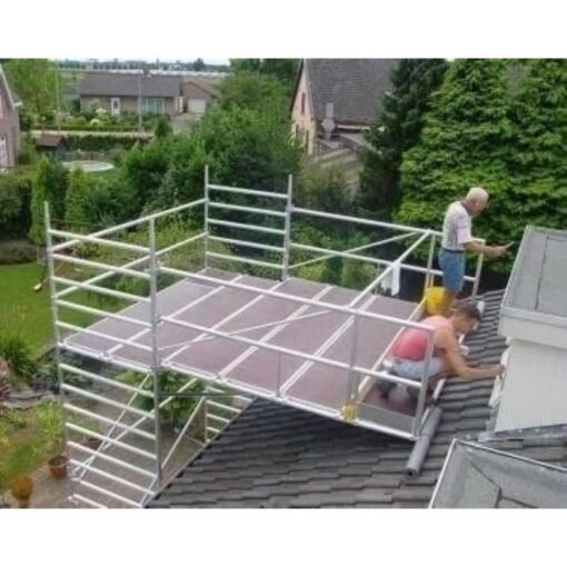 Twee mannen werken op een daksteiger. Ze schilderen een dakkapel