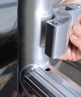 man bevestigd een horizontaal aan een frame van een een kamersteiger