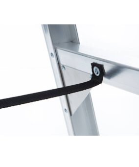 detaiilfoto van eurostairs bordestrap ingezoomd op afstandlint