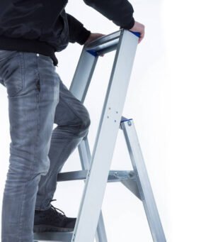 Man klimt op een eurostairs bordestrap