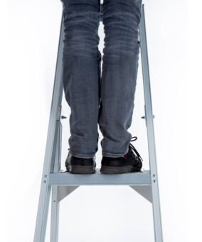 man staat op een eurostairs bordestrap op het bovensta plateau