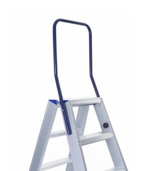 Detailfoto van dubbele trap van eurostairs ingezoomd op de valbeveiliging