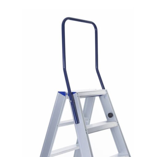 Detailfoto van dubbele trap van eurostairs ingezoomd op de valbeveiliging