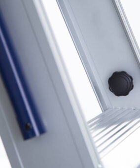 Detailfoto van dubbele trap van eurostairs ingezoomd op de treden