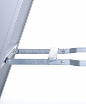 Detailfoto van dubbele trap van eurostairs ingezoomd op het inklapmechanisme