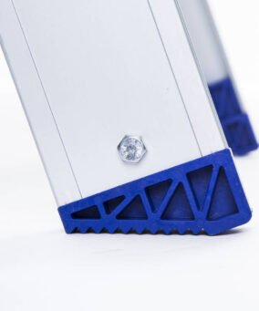 Detailfoto van dubbele trap van eurostairs ingezoomd op de poten/voeten