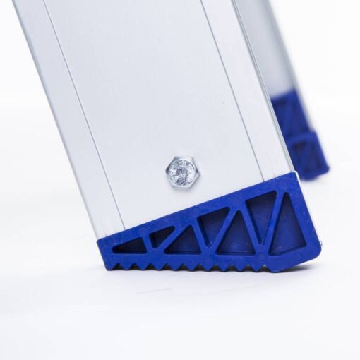 Detailfoto van dubbele trap van eurostairs ingezoomd op de poten/voeten