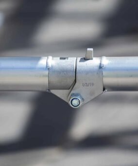 Detailfoto van Eurostairs magazijntrap Easy ingezoomd op de inklapbare stang