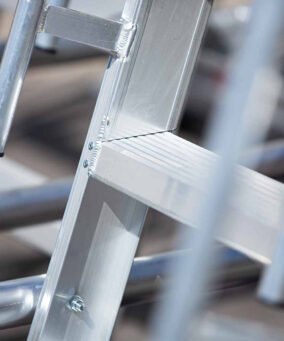 Detailfoto van Eurostairs magazijntrap Easy ingezoomd op de traptreden