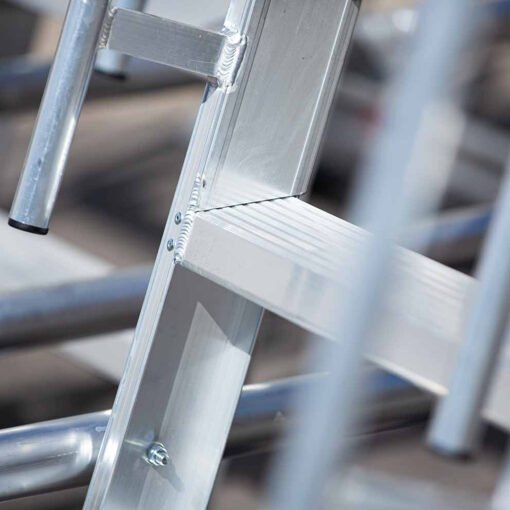 Detailfoto van Eurostairs magazijntrap Easy ingezoomd op de traptreden
