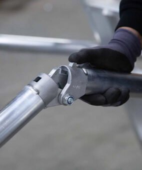 Man klapt de magazijntrap easy in