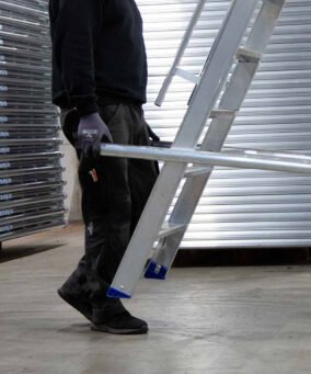 Man is aan het demonstreren hoe je de magazijntrap easy van eurostairs makkelijk kan verplaatsen