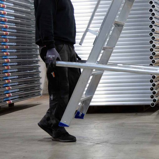 Man is aan het demonstreren hoe je de magazijntrap easy van eurostairs makkelijk kan verplaatsen