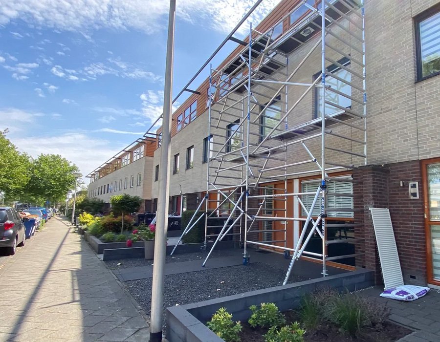 foto van woning in typisch nederlandse straat met een rolsteiger voor een woning.